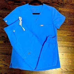 New Figs jogger style scrubs. XS too XSP pants. Worn only once.